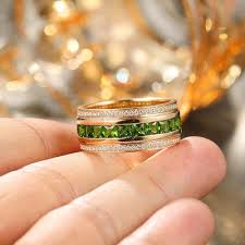 Anillo Esmeralda Para Hombre en Oro: Elegancia y Estilo