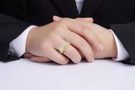 Elegante Anillo de Diamante Amarillo y Blanco para Hombre