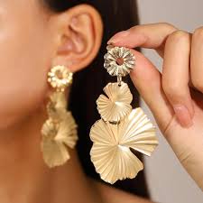 Pendientes Largos Dorados Wendalern: Elegancia Floral para Cada Ocasión