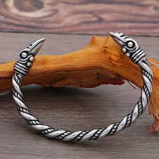 Brazalete Nórdico Inoxidable Ajustable: Estilo Escandinavo para los Amantes de los Vikingos