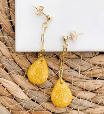 Pendientes Color Mostaza Ligeros Kilates - Elegancia y Comodidad